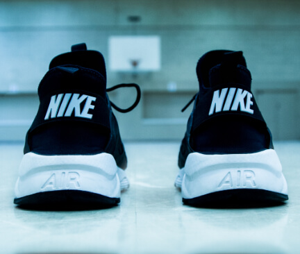 Achterkant van heren Nike schoenen met logo