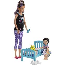 Barbie Skipper Babysitters Inc. Speelset Bedtijd met Skipper babysitterpop, slapende kat, knuffelbeer, dekentje en voorleesboekje, voor kinderen van 3 jaar