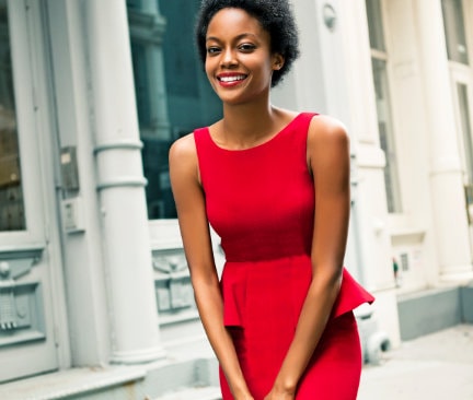 Vrouw met korte rode jurk aan buiten