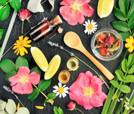Verschillende natuurlijke producten op een houten ondergrond in de vorm van planten en bloemen