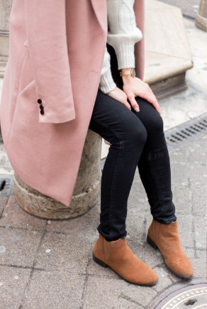 Mode-Bloggerin HeyJulie met bruine Chelsea Boots van Veloursleder