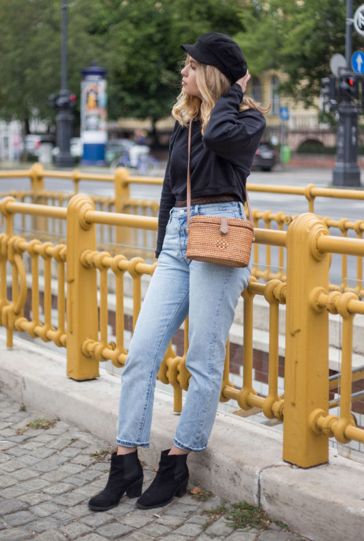 Influencer HeyJulie met mom-jeans, zwarte pullover em zwarte chelsea boots