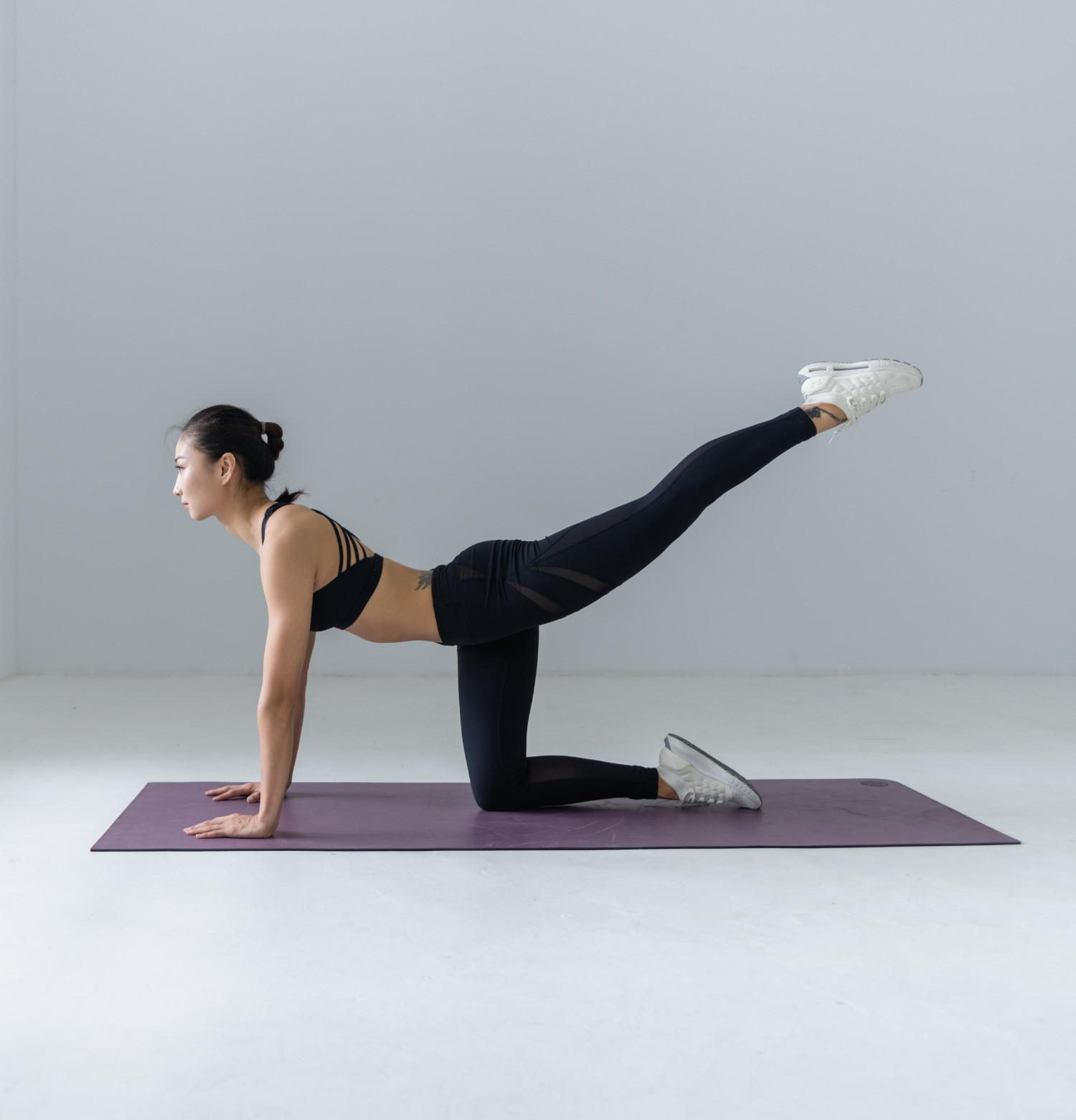Vrouw beoefent fitness op een yoga mat