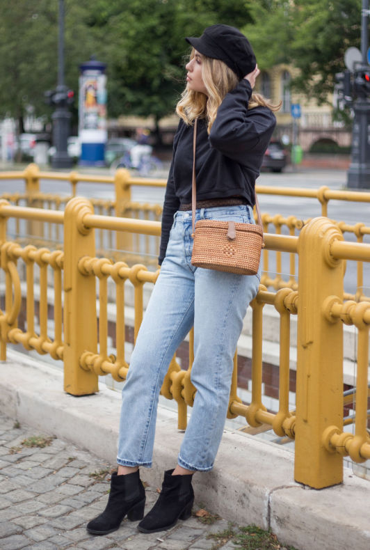 Influencer HeyJulie met zwarte Chelsea Boots, Retro-Jeans en tasje