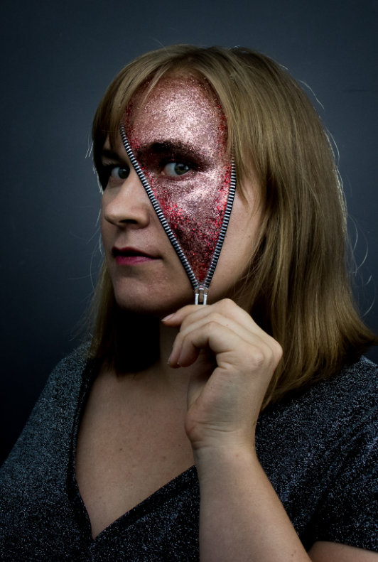 Vrouw met Halloween make-up met rits en glitter