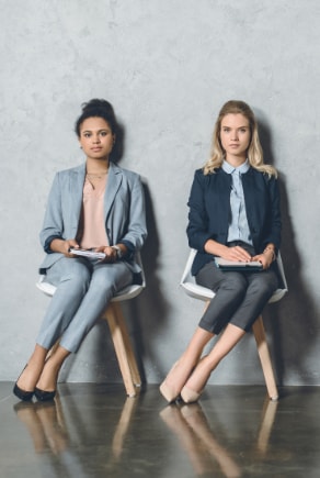 Twee vrouwen die wachten op een sollicitatiegesprek